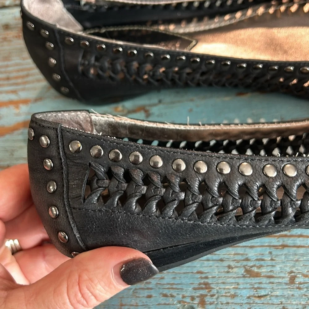 b. MAKOWSKY Black LEATHER FLATS w/  silver studs and perforation detail size 7.5 - Picture 5 of 8
